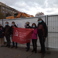 Zástupci KSČM a KSM přišli vyjádřit svůj nesouhlas s odstraněním pomníku I. S. Koněva (Praha, náměstí Interbrigády, 20.11.2020)