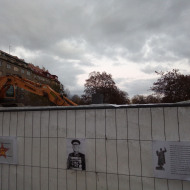 Za ohradou probíhají demoliční práce na odstranění pomníku I. S. Koněva (Praha, náměstí Interbrigády, 20.11.2020)