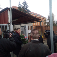 Poslanec za SPD Tomio Okamura před vchodem do kasáren v Ruzyni
