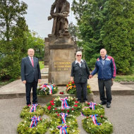 Soudruzi z Prahy 4 položili květiny u památníčku v Modřanech.